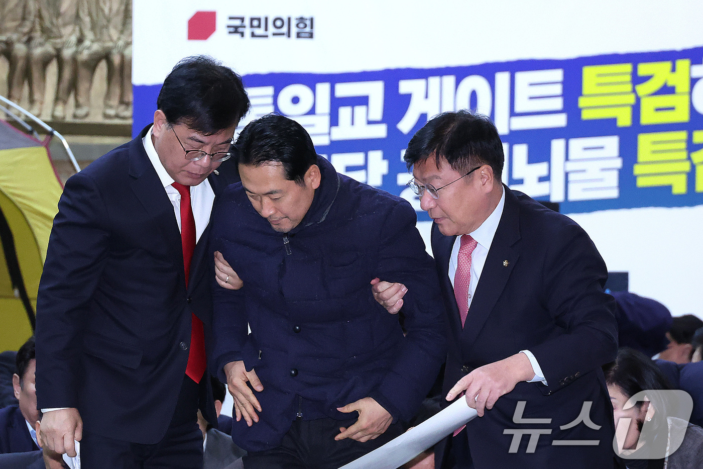 (서울=뉴스1) 신웅수 기자 = 장동혁 국민의힘 대표가 19일 서울 여의도 국회 로텐더홀에서 열린 통일교 게이트·더불어민주당 공천뇌물 특검 촉구 규탄대회를 마친 후 송언석 원내대표 …