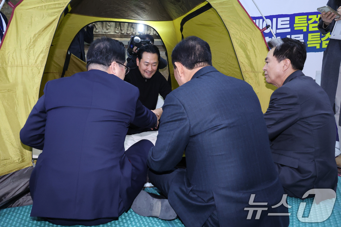 (서울=뉴스1) 신웅수 기자 = 장동혁 국민의힘 대표가 19일 서울 여의도 국회 로텐더홀에 마련된 단식 농성장에서 김태흠 충남지사 등을 접견하고 있다. 2026.1.19/뉴스1