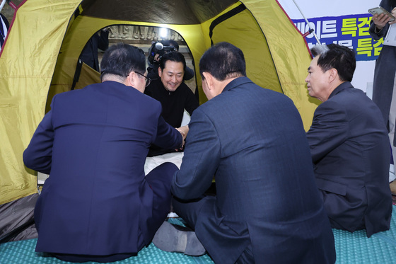 텐트에서 손님 접견하는 장동혁