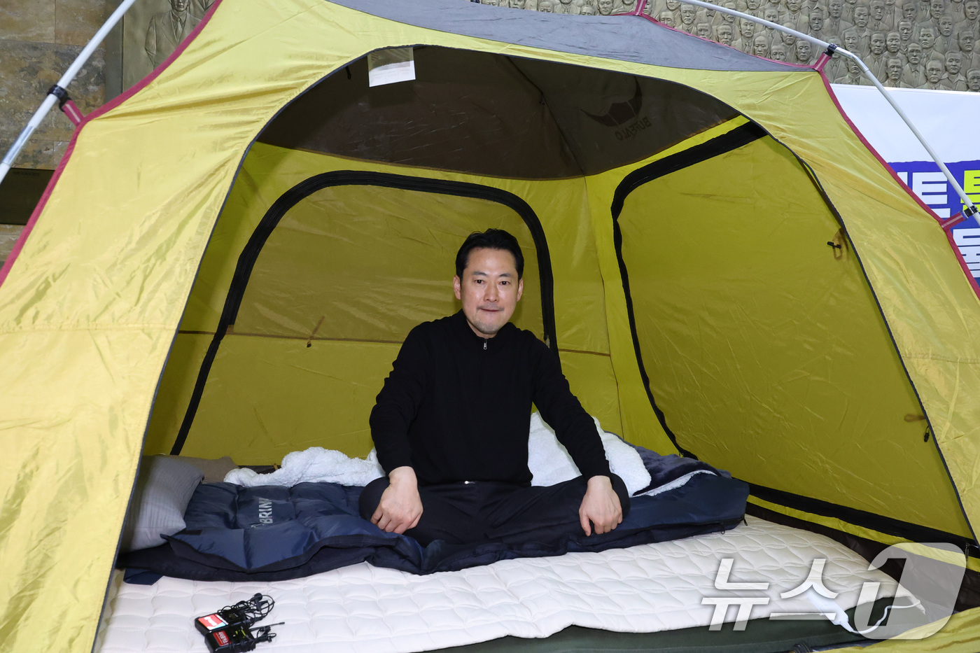 (서울=뉴스1) 신웅수 기자 = 장동혁 국민의힘 대표가 19일 서울 여의도 국회 로텐더홀에 단식 농성을 하고 있다. 2026.1.19/뉴스1