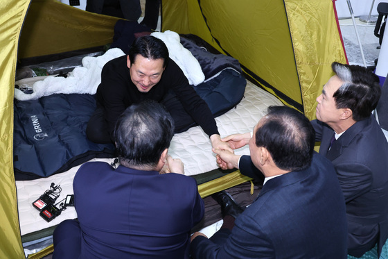 지지자들 손 잡은 장동혁 대표