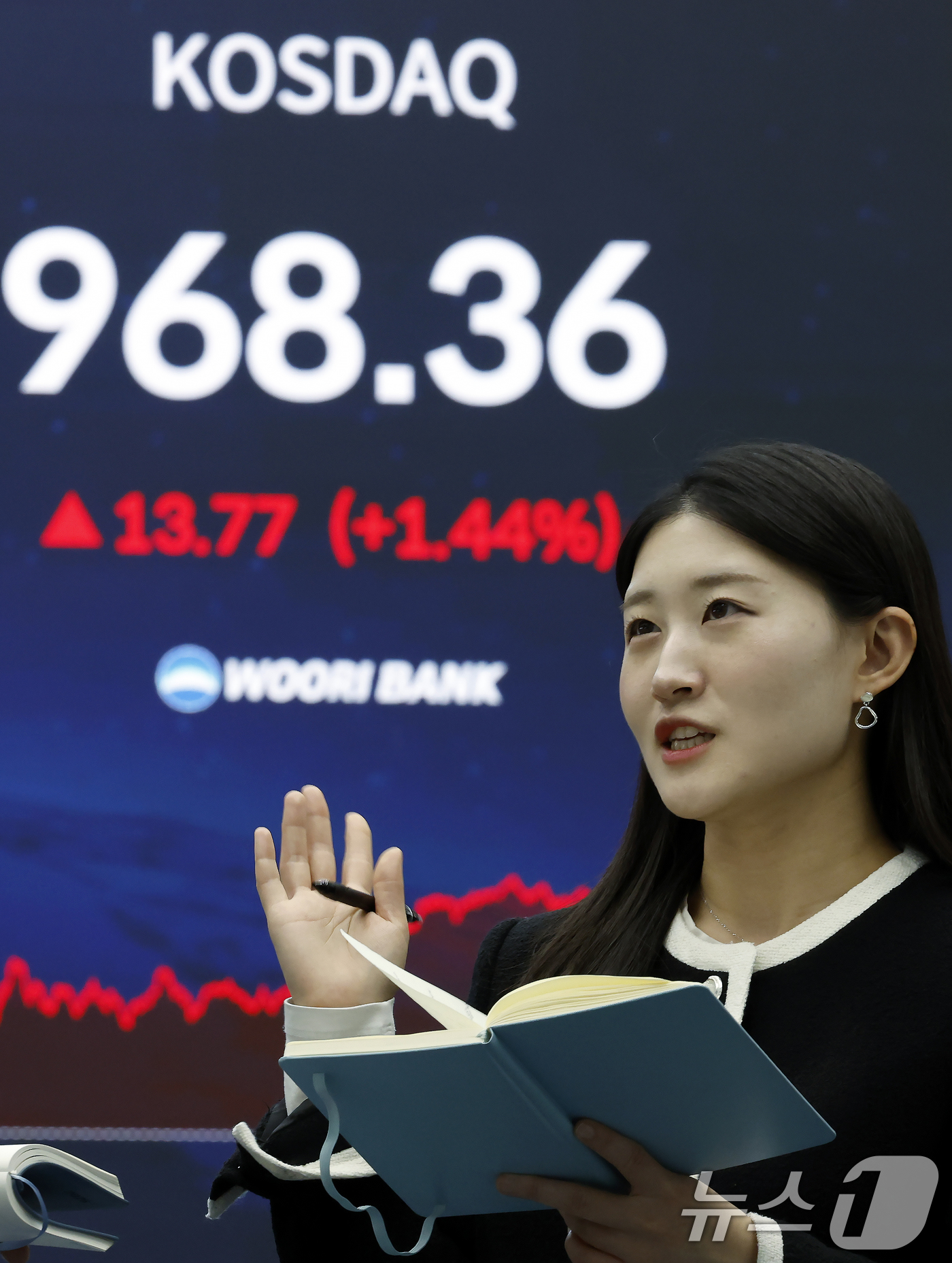 (서울=뉴스1) 박정호 기자 = 19일 오후 서울 중구 우리은행 본점 딜링룸 전광판에 종가가 표시되고 있다.이날 코스피는 전 거래일 대비 63.92포인트(1.32%) 오른 4904 …