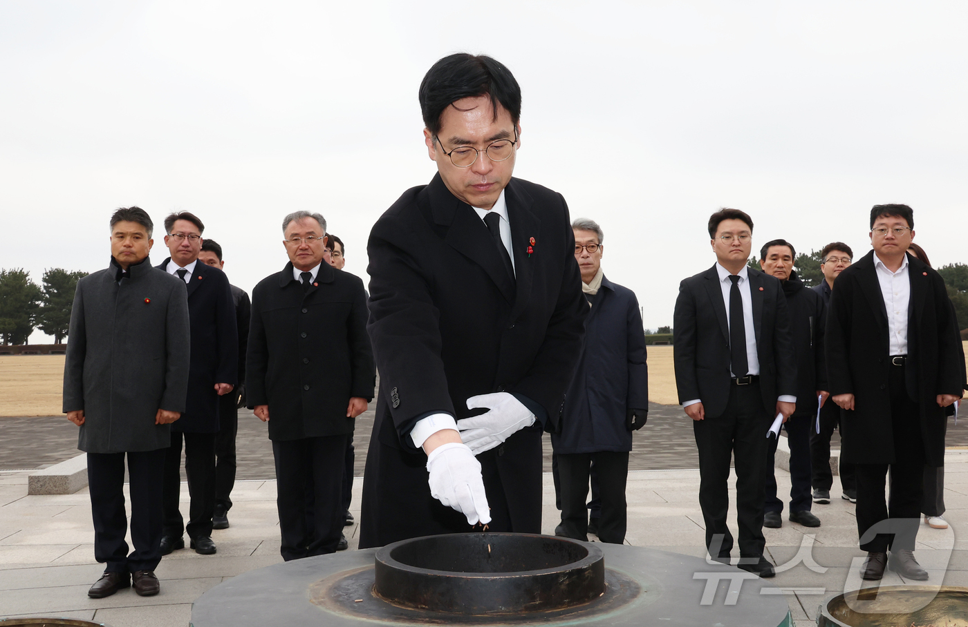 (서울=뉴스1) = 김민재 행정안전부 차관이 19일 오전 제주시 명림로 제주4·3평화공원 내 위령제단에서 분향을 하고 있다. (행정안전부 제공. 재판매 및 DB 금지)  2026. …