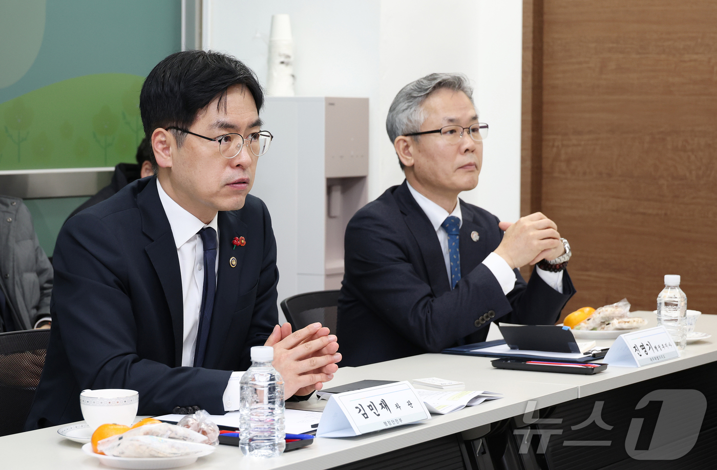 (서울=뉴스1) = 김민재 행정안전부 차관이 19일 오전 제주시 중앙로 국립제주트라우마치유센터를 방문해 제주4·3희생자유족회와 간담회를 하고 있다. (행정안전부 제공. 재판매 및 …