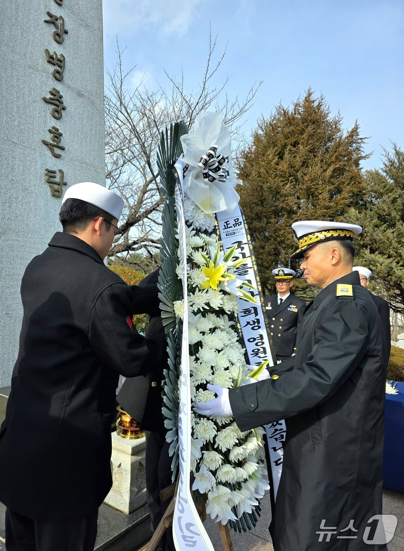 본문 이미지 - 해군 제1함대사령부는 19일 강원 고성군 거진읍에 위치한 당포함 전몰장병 충혼탑에서 '제59주기 당포함 전몰장병 추모행사'를 거행했다.(1함대 제공, 재판매 및 DB 금지) 2026.1.19/뉴스1