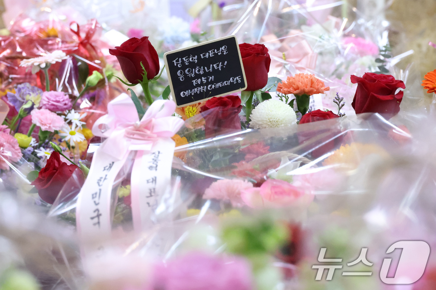 (서울=뉴스1) 신웅수 기자 = 19일 서울 여의도 국회 로텐더홀에 마련된 장동혁 국민의힘 대표 단식 농성장 앞에 장 대표를 응원하는 꽃이 놓여져 있다. 2026.1.19/뉴스1