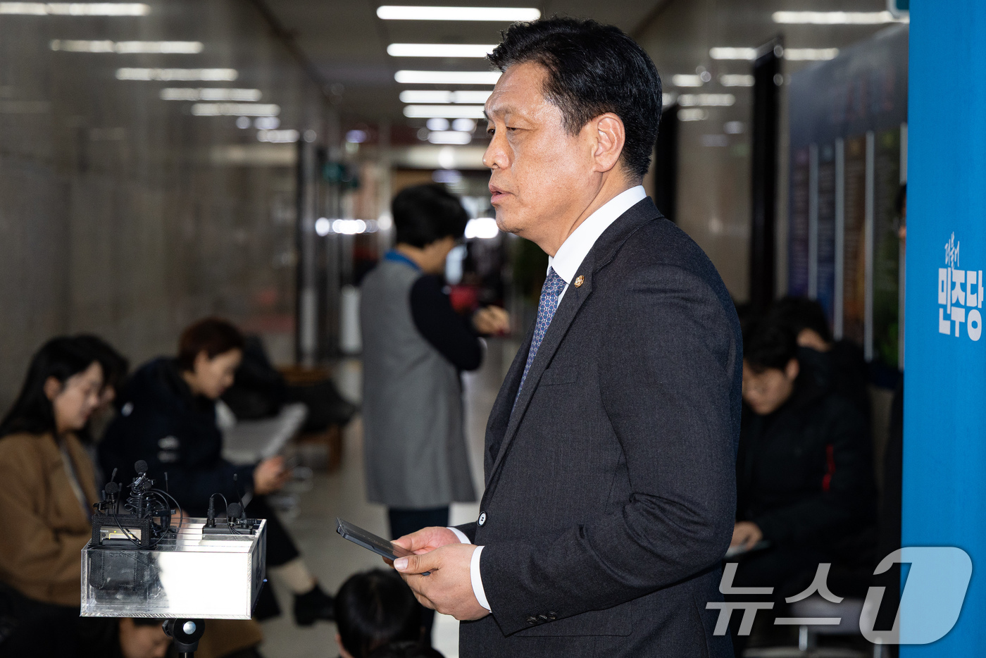 (서울=뉴스1) 유승관 기자 = 조승래 더불어민주당 사무총장이 19일 서울 여의도 국회에서 김병기 의원 탈당과 관련해 취재진에게 설명하고 있다. 2026.1.19/뉴스1