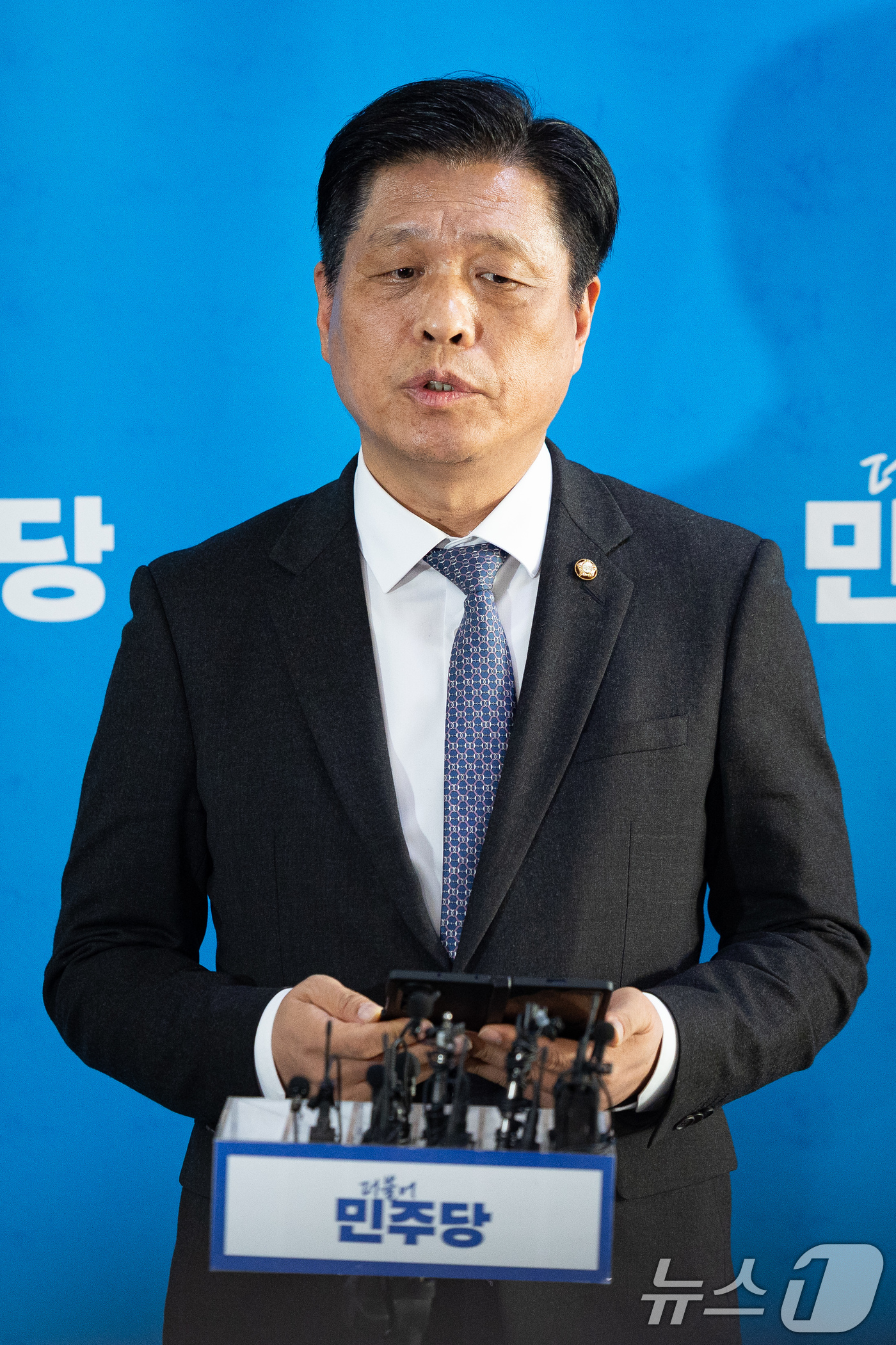 (서울=뉴스1) 유승관 기자 = 조승래 더불어민주당 사무총장이 19일 서울 여의도 국회에서 김병기 의원 탈당과 관련해 취재진에게 설명하고 있다. 2026.1.19/뉴스1