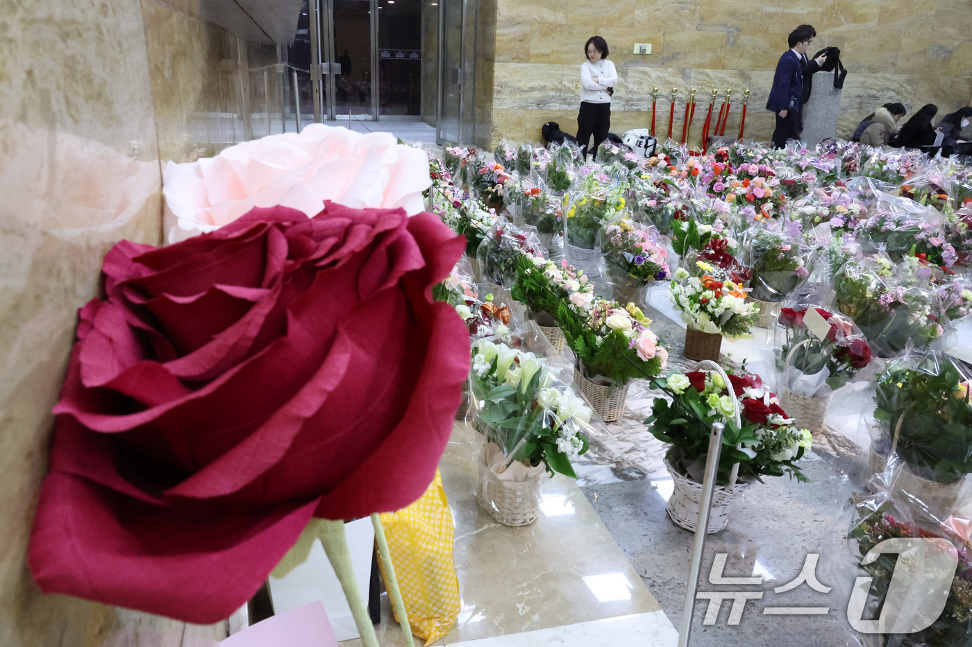 (서울=뉴스1) 신웅수 기자 = 19일 서울 여의도 국회 로텐더홀에 마련된 장동혁 국민의힘 대표 단식 농성장 앞에 장 대표를 응원하는 꽃이 놓여져 있다. 2026.1.19/뉴스1