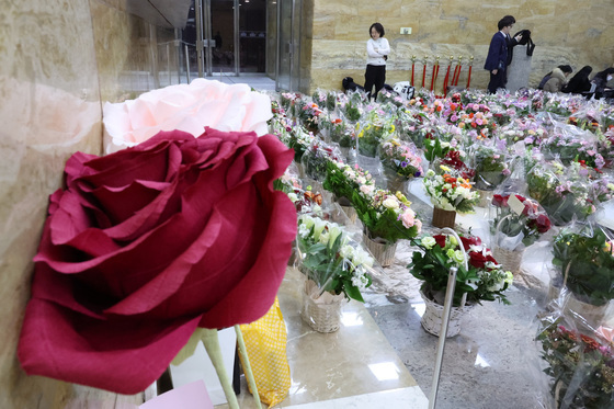 로텐더홀에 쌓인 장동혁 응원 꽃다발