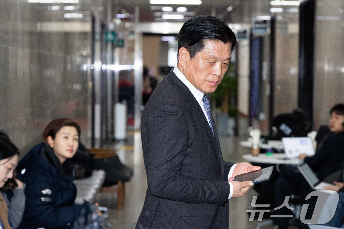 (서울=뉴스1) 유승관 기자 = 조승래 더불어민주당 사무총장이 19일 서울 여의도 국회에서 김병기 의원 탈당과 관련해 취재진에게 설명하기 위해 입장하고 있다. 2026.1.19/뉴 …