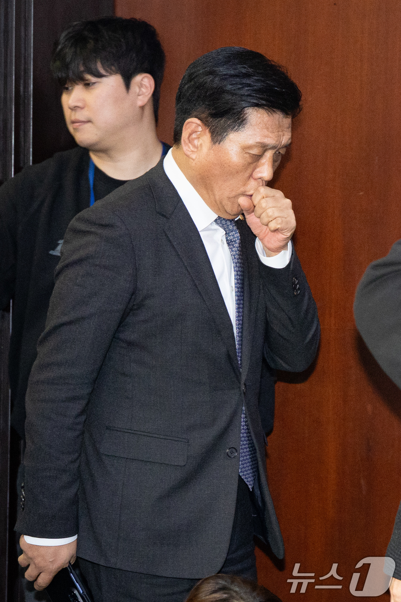 (서울=뉴스1) 유승관 기자 = 조승래 더불어민주당 사무총장이 19일 서울 여의도 국회에서 김병기 의원 탈당과 관련해 취재진에게 설명하기 위해 입장하고 있다. 2026.1.19/뉴 …