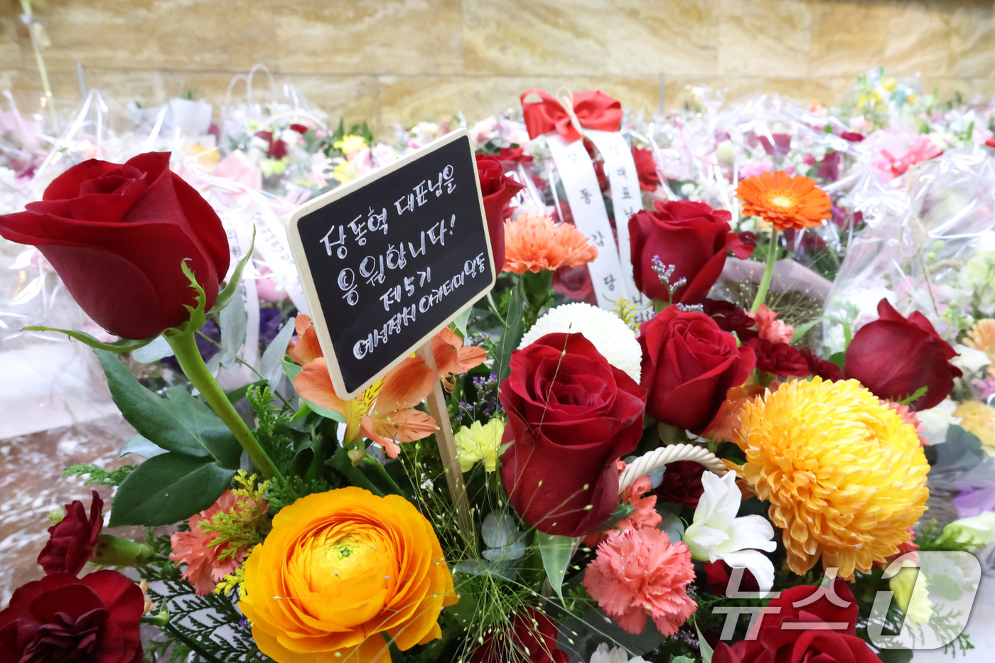 (서울=뉴스1) 신웅수 기자 = 19일 서울 여의도 국회 로텐더홀에 마련된 장동혁 국민의힘 대표 단식 농성장 앞에 장 대표를 응원하는 꽃이 놓여져 있다. 2026.1.19/뉴스1