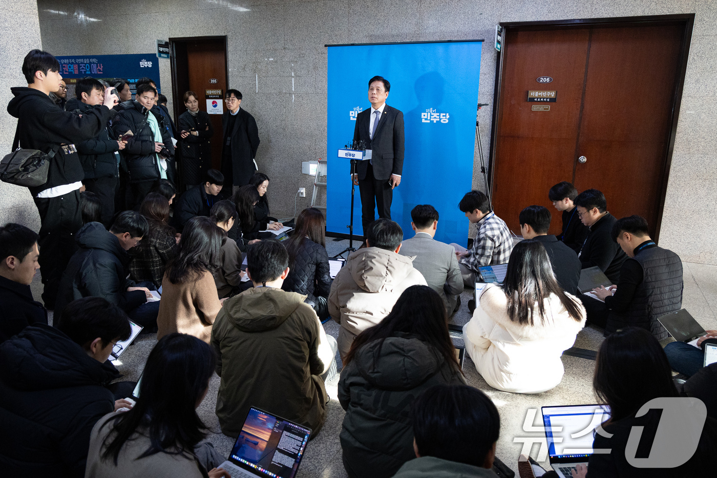 (서울=뉴스1) 유승관 기자 = 조승래 더불어민주당 사무총장이 19일 서울 여의도 국회에서 김병기 의원 탈당과 관련해 취재진에게 설명하고 있다. 2026.1.19/뉴스1