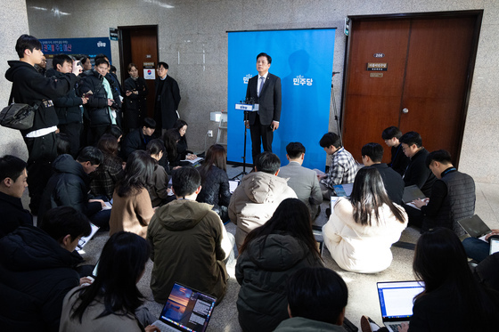 김병기 의원 탈당 관련 취재진 질문 답하는 조승래 민주당 사무총장