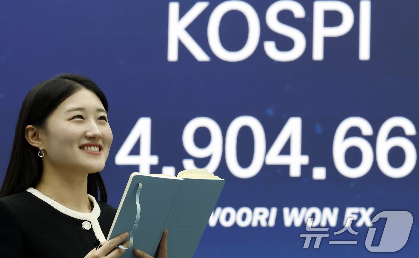 (서울=뉴스1) 박정호 기자 = 19일 오후 서울 중구 우리은행 본점 딜링룸 전광판에 종가가 표시되고 있다.이날 코스피는 전 거래일 대비 63.92포인트(1.32%) 오른 4904 …