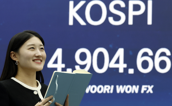 "오천피까지 단 2%"…코스피, 사상 첫 4900선 마감[시황종합]