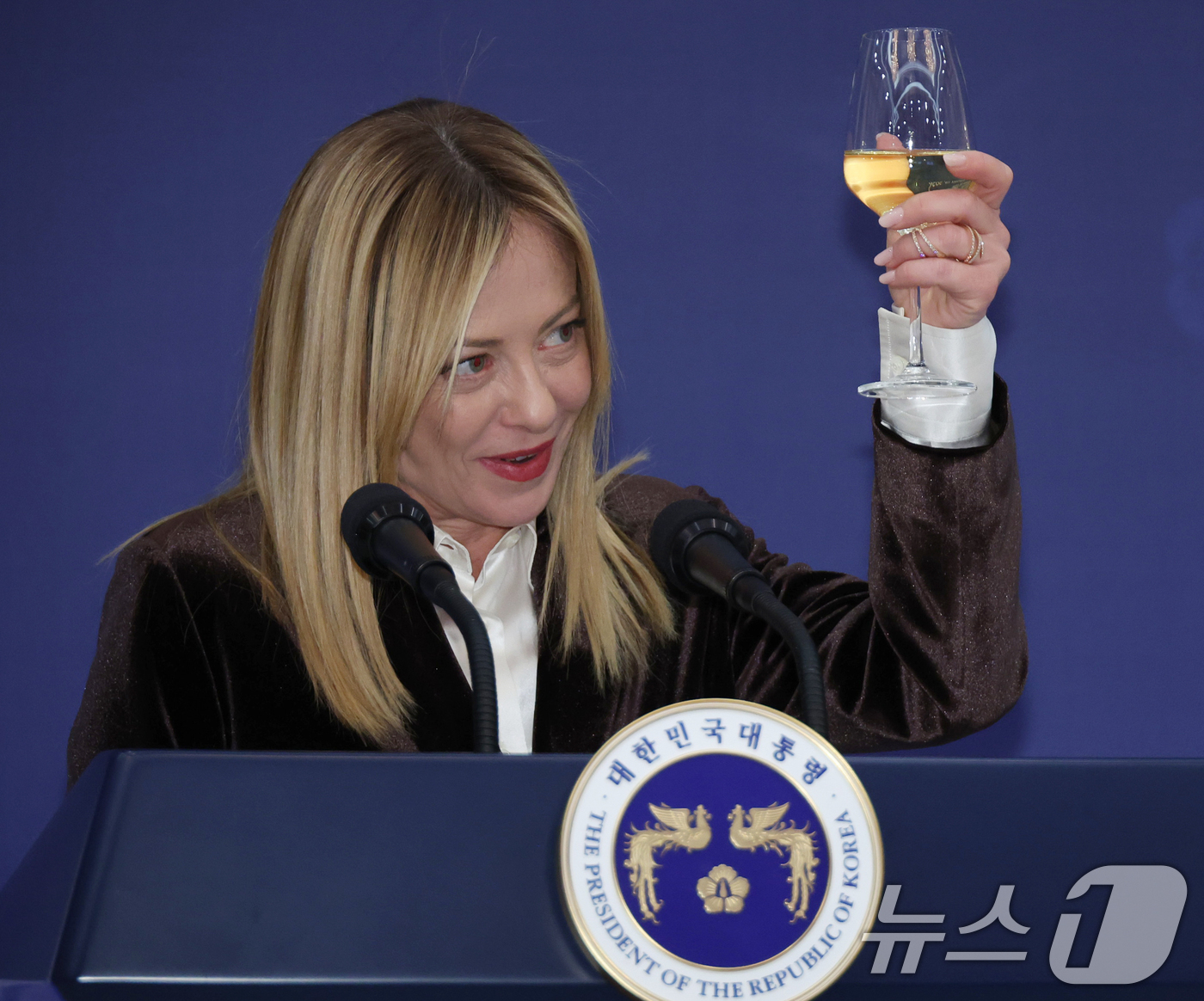 (서울=뉴스1) 이재명 기자 = 조르자 멜로니 이탈리아 총리가 19일 청와대에서 열린 한-이탈리아 공식 오찬에서 건배제의를 하고 있다. 2026.1.19/뉴스1