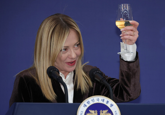 건배제의하는 조르자 멜로니 이탈리아 총리