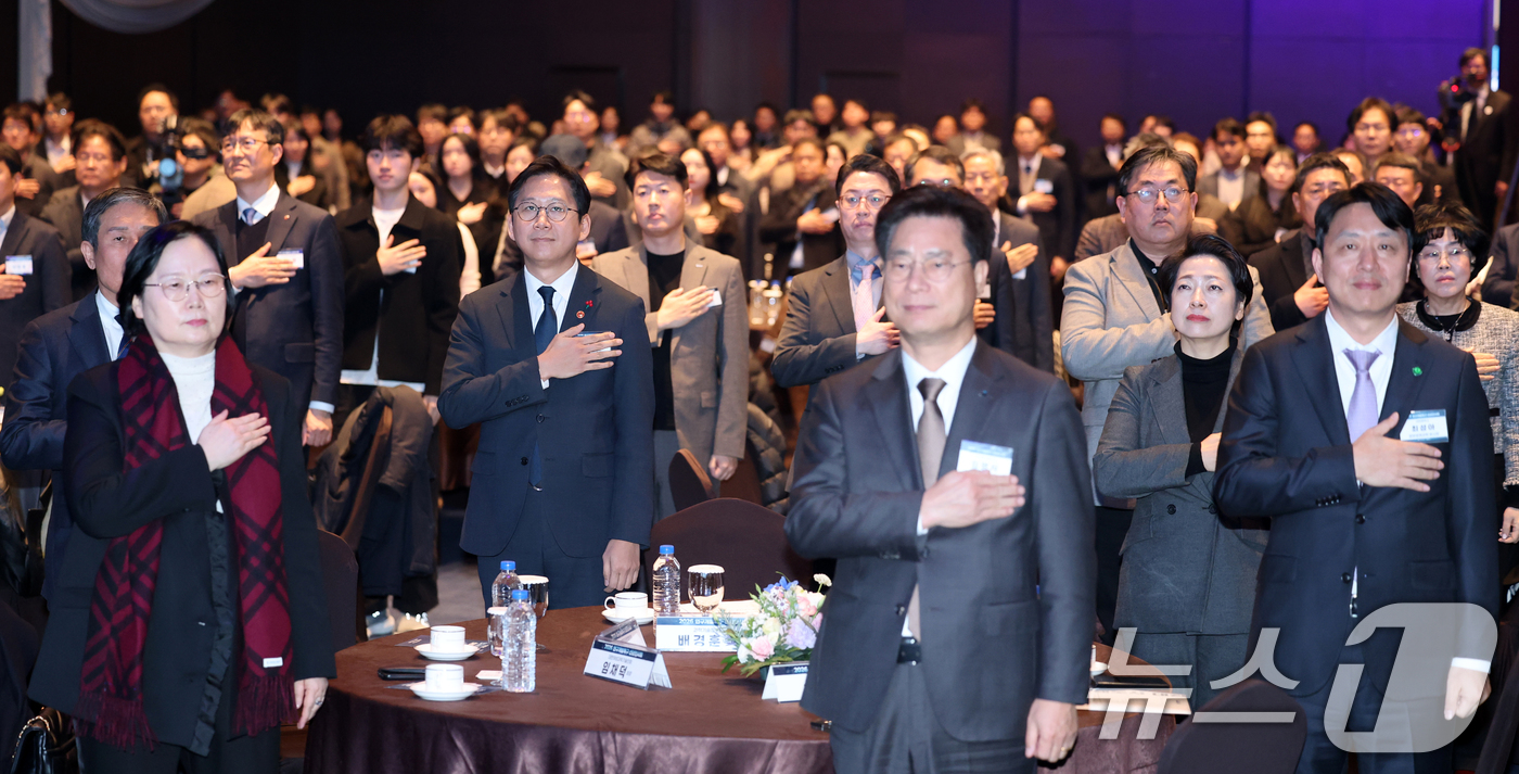 (대전=뉴스1) 김기태 기자 = 배경훈 부총리 겸 과학기술정보통신부 장관이 19일 대전 유성구 호텔ICC에서 열린 '연구개발특구 신년인사회'에 참석해 국기에 대한 경례를 하고 있다 …