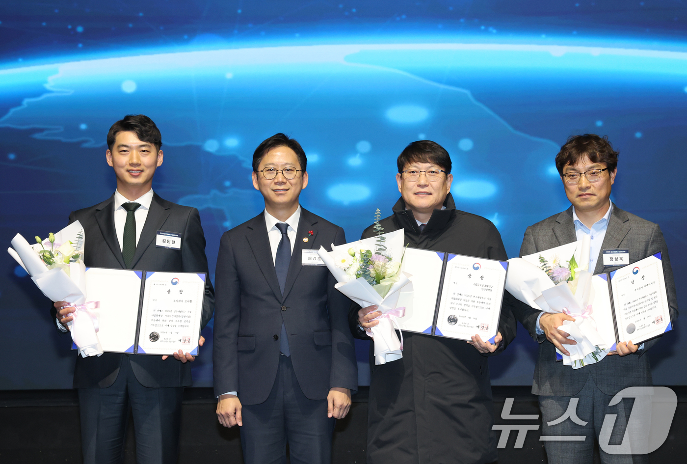 (대전=뉴스1) 김기태 기자 = 배경훈 부총리 겸 과학기술정보통신부 장관이 19일 대전 유성구 호텔ICC에서 열린 '연구개발특구 신년인사회'에 참석해 기술사업화 대상 수상자들과 기 …