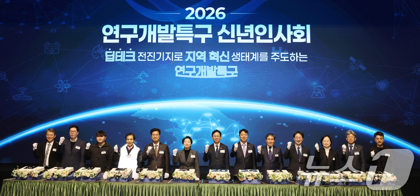 (대전=뉴스1) 김기태 기자 = 배경훈 부총리 겸 과학기술정보통신부 장관이 19일 대전 유성구 호텔ICC에서 열린 '연구개발특구 신년인사회'에 참석해 떡케이크 절단식에 앞서 포즈를 …