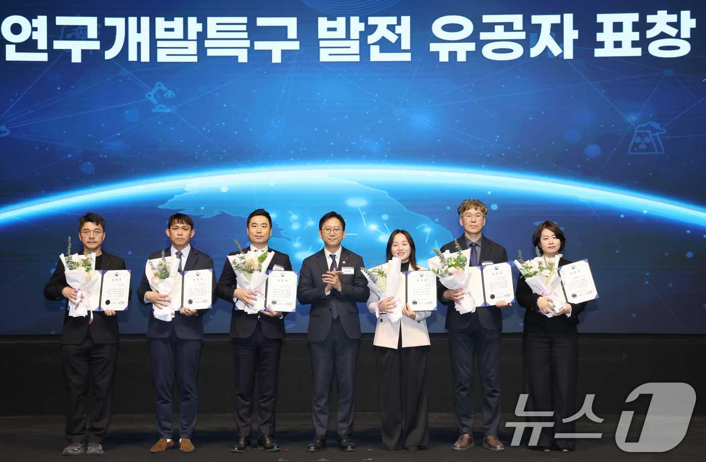 (대전=뉴스1) 김기태 기자 = 배경훈 부총리 겸 과학기술정보통신부 장관이 19일 대전 유성구 호텔ICC에서 열린 '연구개발특구 신년인사회'에 참석해 유공자 표창 수상자들과 기념촬 …