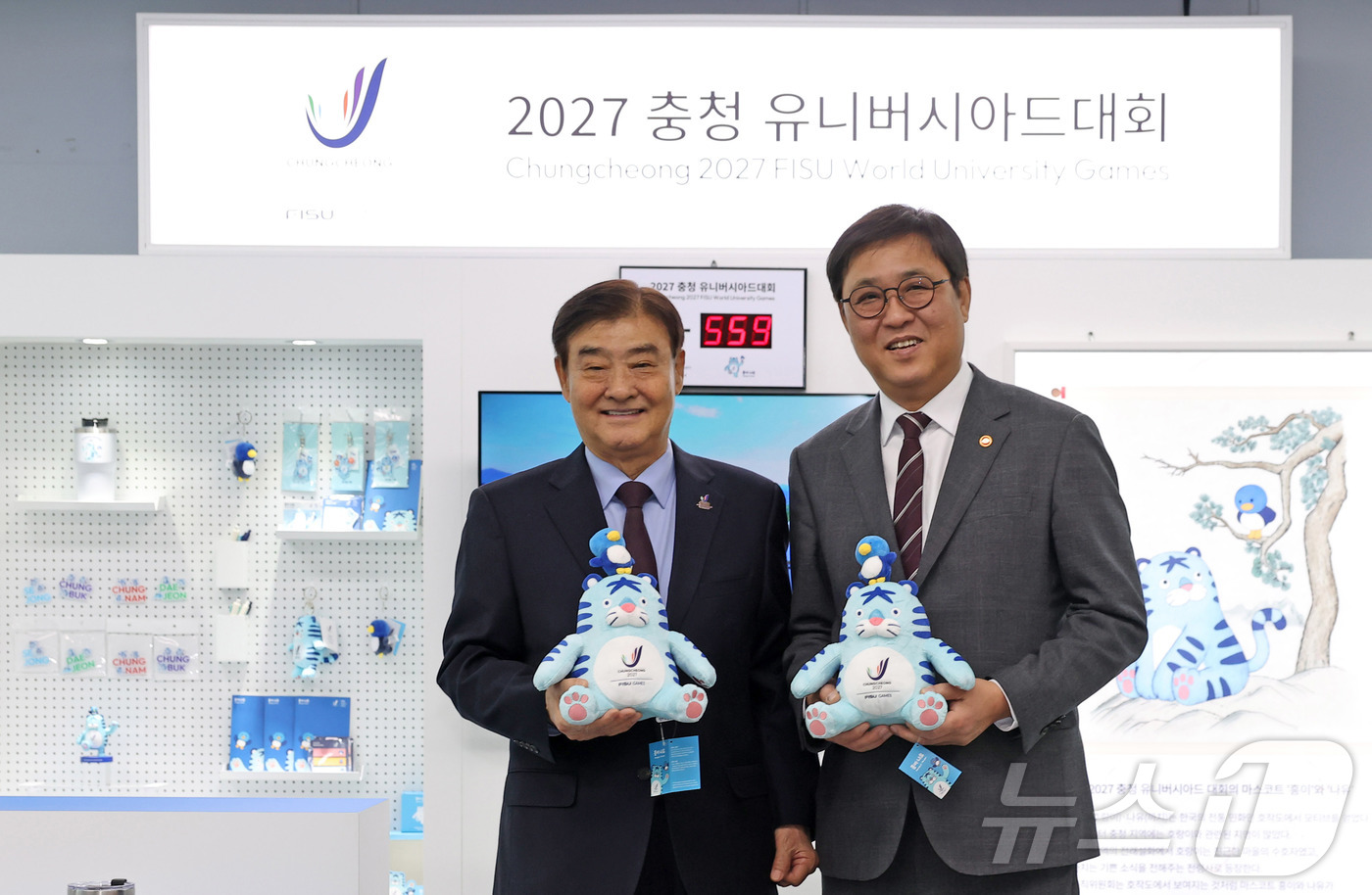 (서울=뉴스1) = 최휘영 문화체육관광부 장관이 19일 세종시 2027 충청 유니버시아드대회 조직위원회를 방문해 강창희 조직위원장과 대회 마스코트인 ‘흥이 나유’ 인형을 들고 기념 …