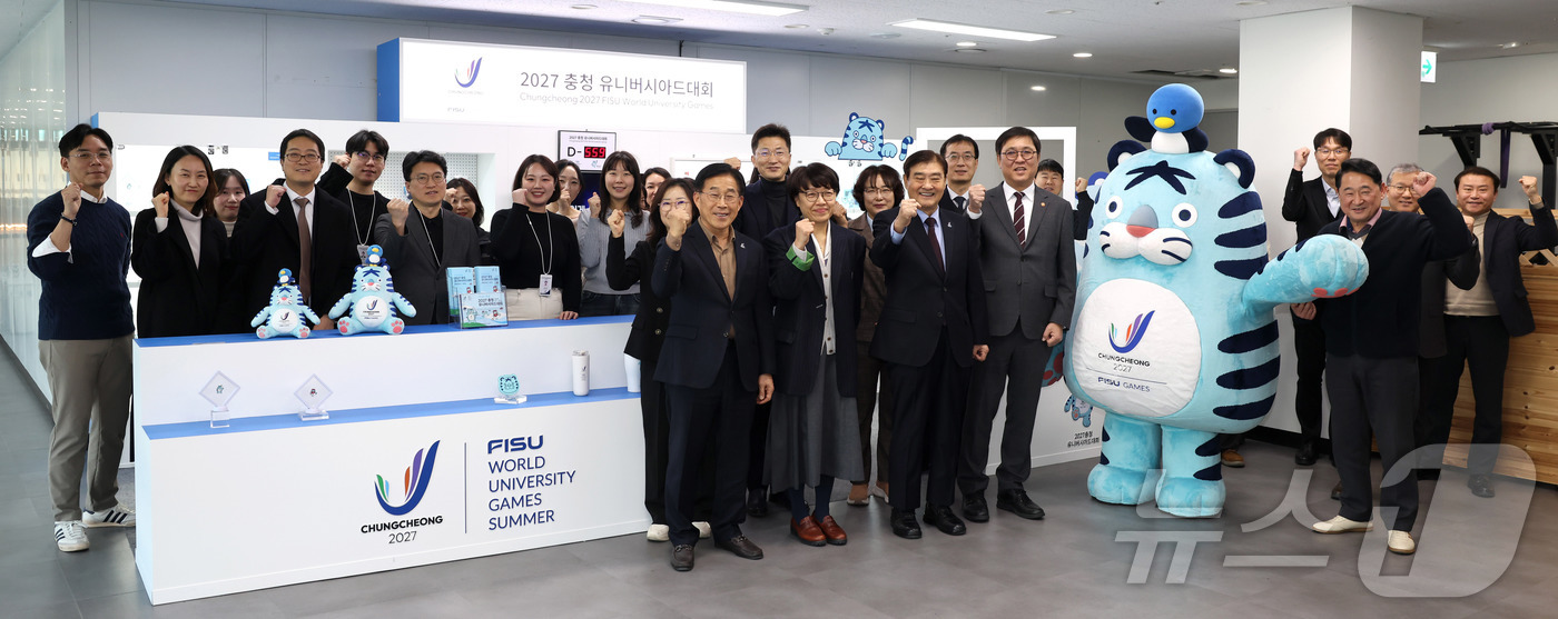 (서울=뉴스1) = 최휘영 문화체육관광부 장관이 19일 세종시 2027 충청 유니버시아드대회 조직위원회를 방문해 강창희 조직위원장을 비롯한 조직위 직원들과 함께 기념촬영을 하고 있 …