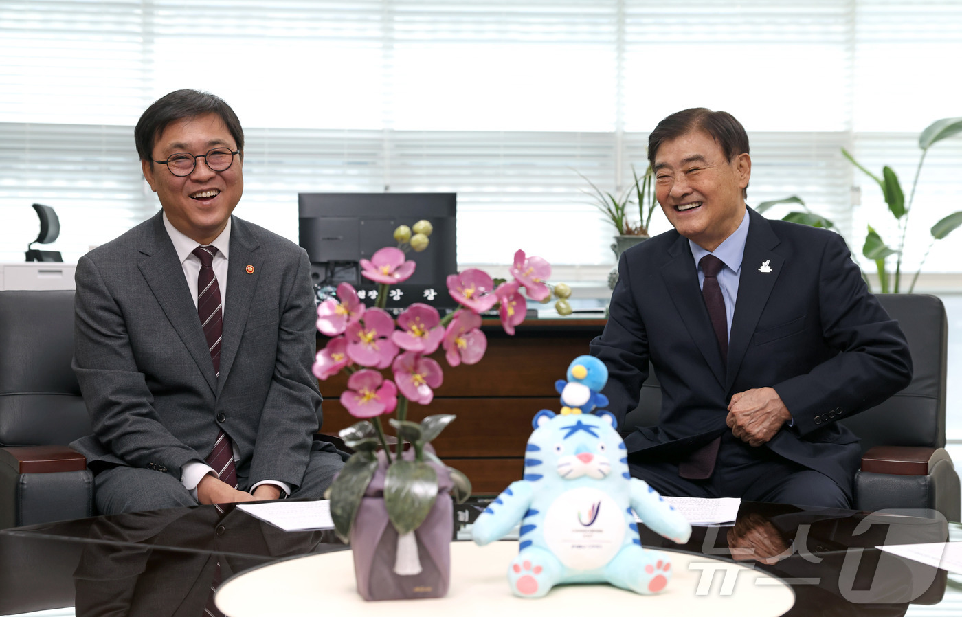 (서울=뉴스1) = 최휘영 문화체육관광부 장관이 19일 세종시 2027 충청 유니버시아드대회 조직위원회를 방문해 강창희 조직위원장과 면담을 하고 있다. (문화체육관광부 제공. 재판 …