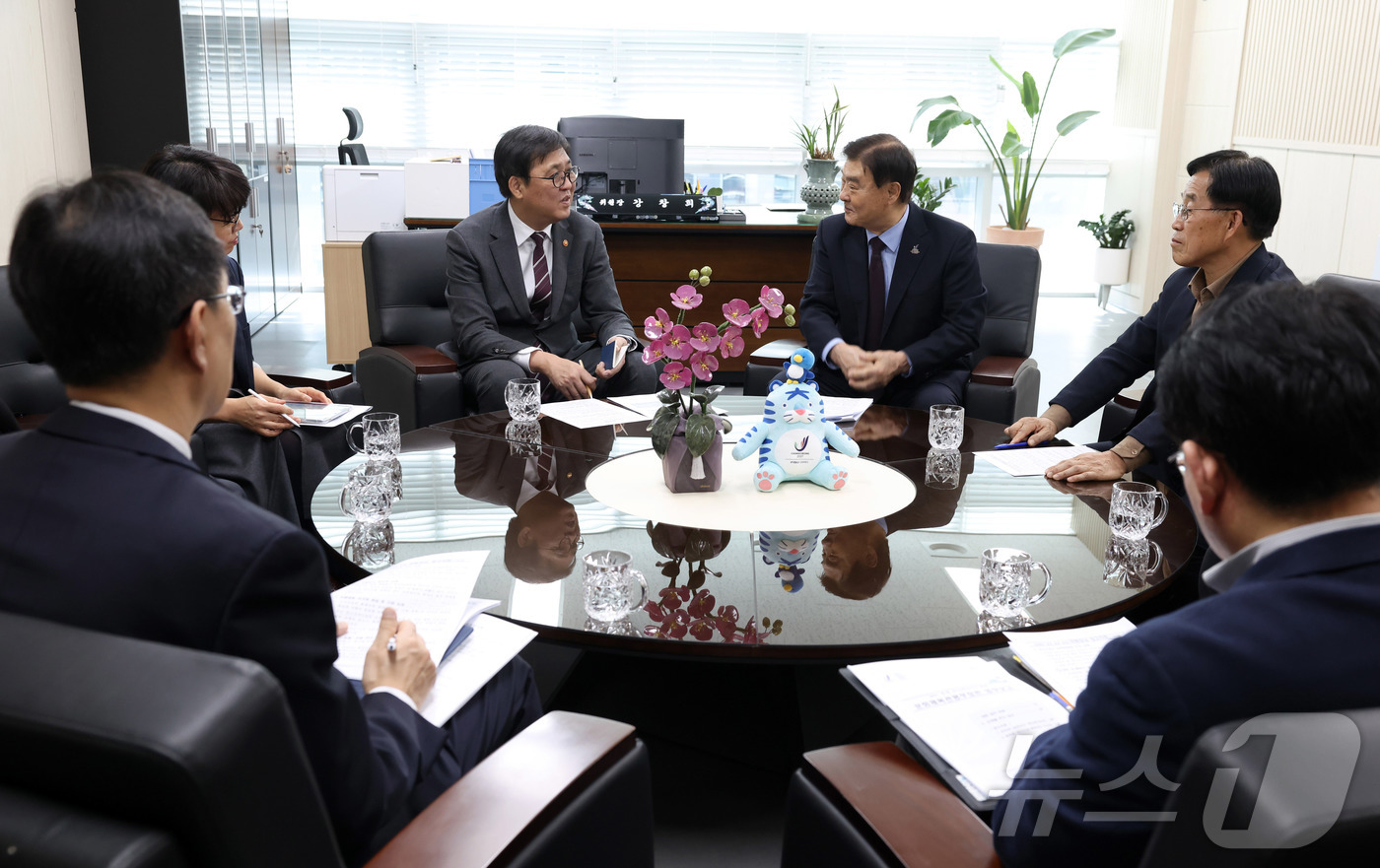 (서울=뉴스1) = 최휘영 문화체육관광부 장관이 19일 세종시 2027 충청 유니버시아드대회 조직위원회를 방문해 강창희 조직위원장과 면담을 하고 있다. (문화체육관광부 제공. 재판 …