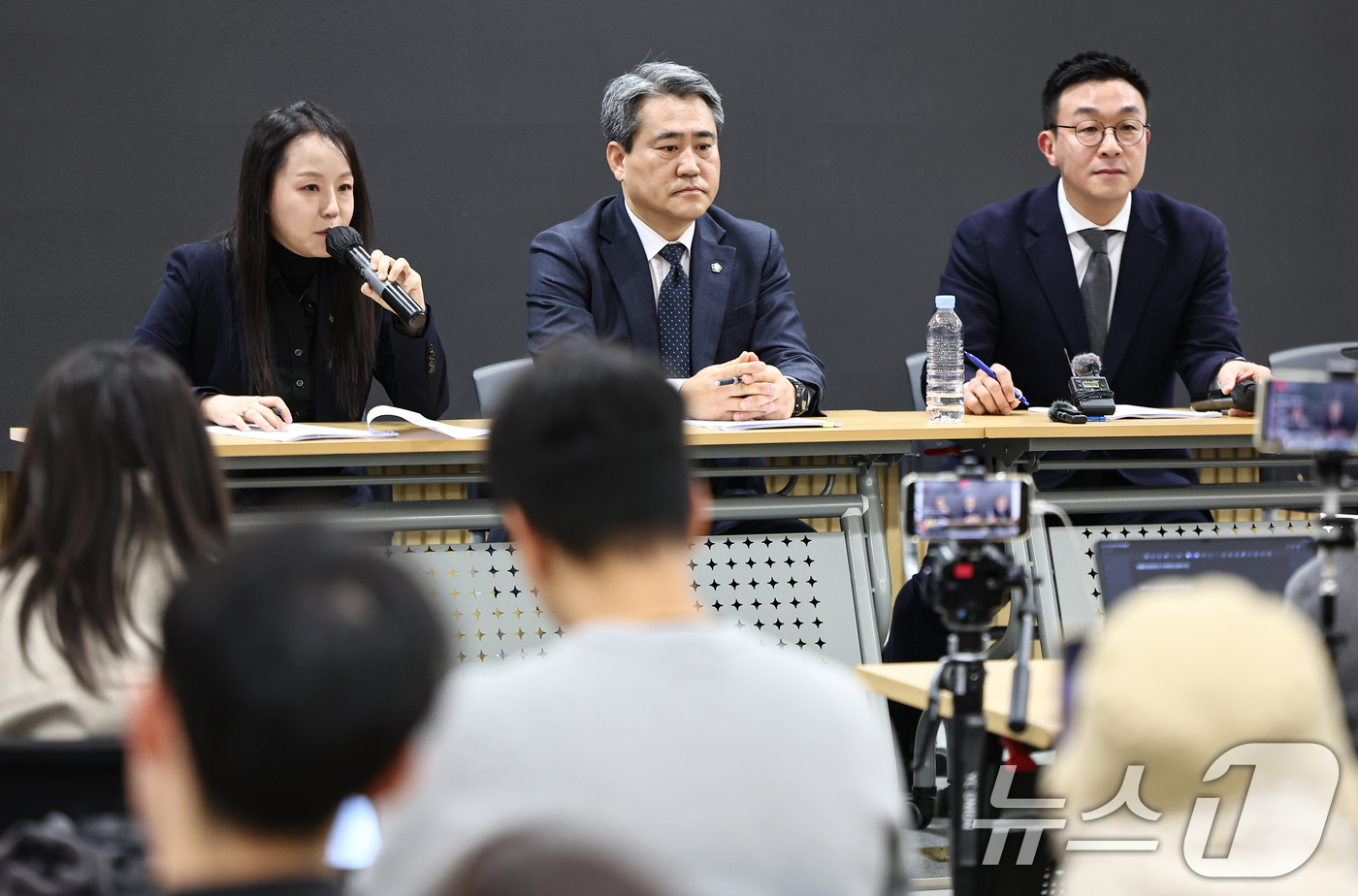 (서울=뉴스1) 김도우 기자 = 윤석열 전 대통령측 변호인단(왼쪽부터 유정화, 송진화, 최지우 변호사)이 19일 서울 서초구 한 사무실에서 기자회견을 열고 윤 전 대통령의 체포방해 …