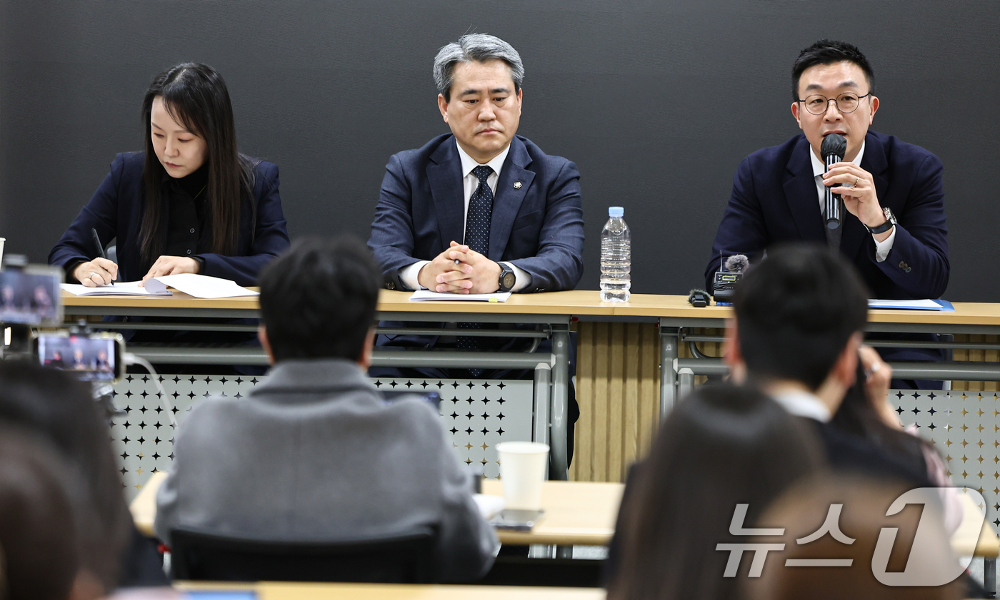 (서울=뉴스1) 김도우 기자 = 윤석열 전 대통령측 변호인단(왼쪽부터 유정화, 송진화, 최지우 변호사)이 19일 서울 서초구 한 사무실에서 기자회견을 열고 윤 전 대통령의 체포방해 …