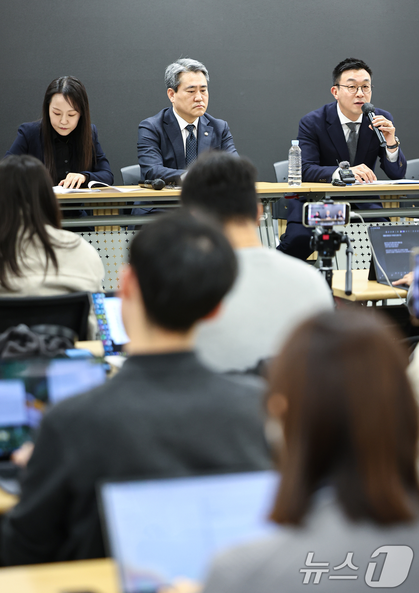 (서울=뉴스1) 김도우 기자 = 윤석열 전 대통령측 변호인단(왼쪽부터 유정화, 송진화, 최지우 변호사)이 19일 서울 서초구 한 사무실에서 기자회견을 열고 윤 전 대통령의 체포방해 …