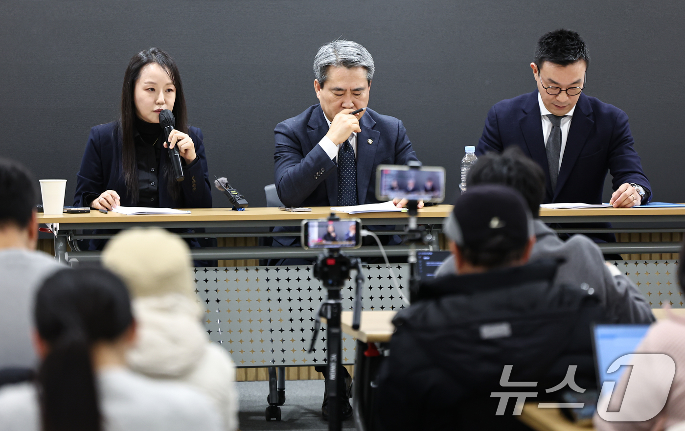 (서울=뉴스1) 김도우 기자 = 윤석열 전 대통령측 변호인단(왼쪽부터 유정화, 송진화, 최지우 변호사)이 19일 서울 서초구 한 사무실에서 기자회견을 열고 윤 전 대통령의 체포방해 …