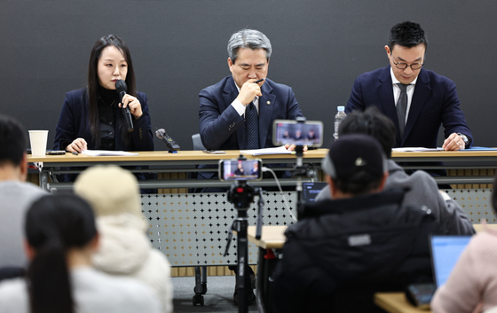 전한길 "尹변호인단이 탈당 만류"→尹측 유정화 "변호인단 이름, 이용 말라"