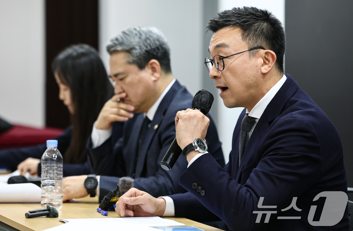 (서울=뉴스1) 김도우 기자 = 윤석열 전 대통령측 변호인단(왼쪽부터 유정화, 송진화, 최지우 변호사)이 19일 서울 서초구 한 사무실에서 기자회견을 열고 윤 전 대통령의 체포방해 …