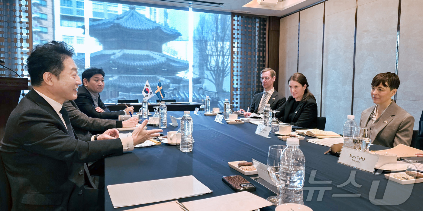 (서울=뉴스1) = 이호현 기후에너지환경부 2차관이 19일 서울 중구 소재 웨스틴조선호텔에서 마야 룬드베크 스웨덴 기후에너지 차관과 만나 양국의 청정에너지 전환을 위한 협력방안을 …