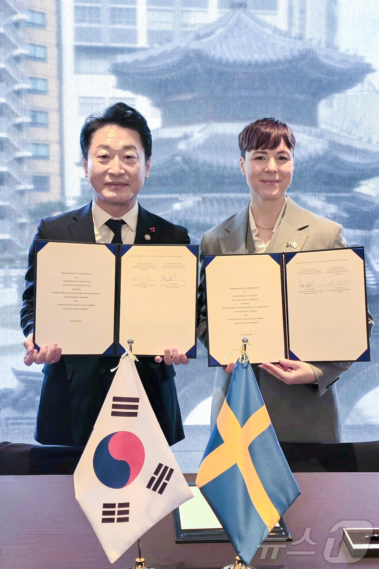(서울=뉴스1) = 이호현 기후에너지환경부 2차관이 19일 서울 중구 소재 웨스틴조선호텔에서 마야 룬드베크 스웨덴 기후에너지 차관과 무탄소 에너지 분야에서 실질적 협력을 위한 업무 …