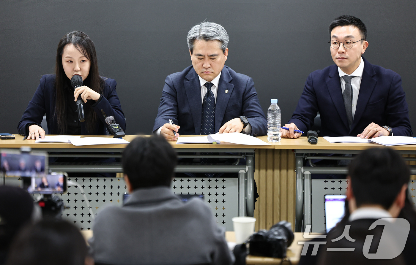 (서울=뉴스1) 김도우 기자 = 윤석열 전 대통령측 변호인단(왼쪽부터 유정화, 송진화, 최지우 변호사)이 19일 서울 서초구 한 사무실에서 기자회견을 열고 윤 전 대통령의 체포방해 …