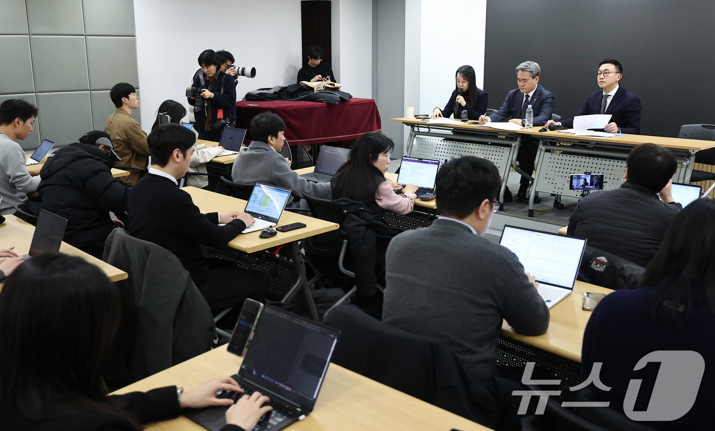 (서울=뉴스1) 김도우 기자 = 윤석열 전 대통령측 변호인단(왼쪽부터 유정화, 송진화, 최지우 변호사)이 19일 서울 서초구 한 사무실에서 기자회견을 열고 윤 전 대통령의 체포방해 …