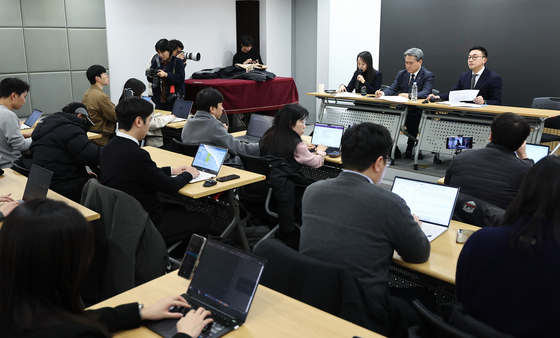 윤 전 대통령 선고에 입장 밝히는 변호인단