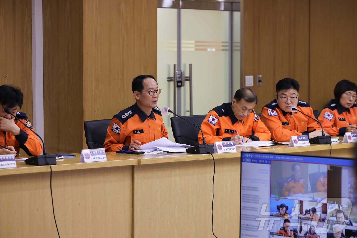 (서울=뉴스1) = 홍영근 서울소방재난본부장이 19일 오후 본부 3층 회의실에서 겨울철 한파 및 구룡마을 화재 관련 소방안전대책 등 주요 현안 논의를 위해 소방지휘관회의를 주재하고 …