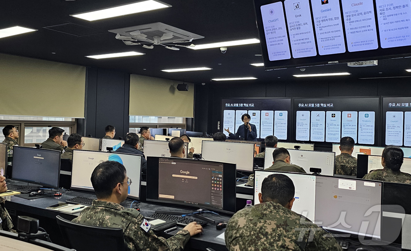 (세종=뉴스1) 김기남 기자 = 19일 32사단 장병들이 건양대학교 죽헌정보관에서 AI역량강화를 위해 실시하는 AID+30 집중캠프 AI크리에이티브 실전 프로젝트 교육에 참가하고 …