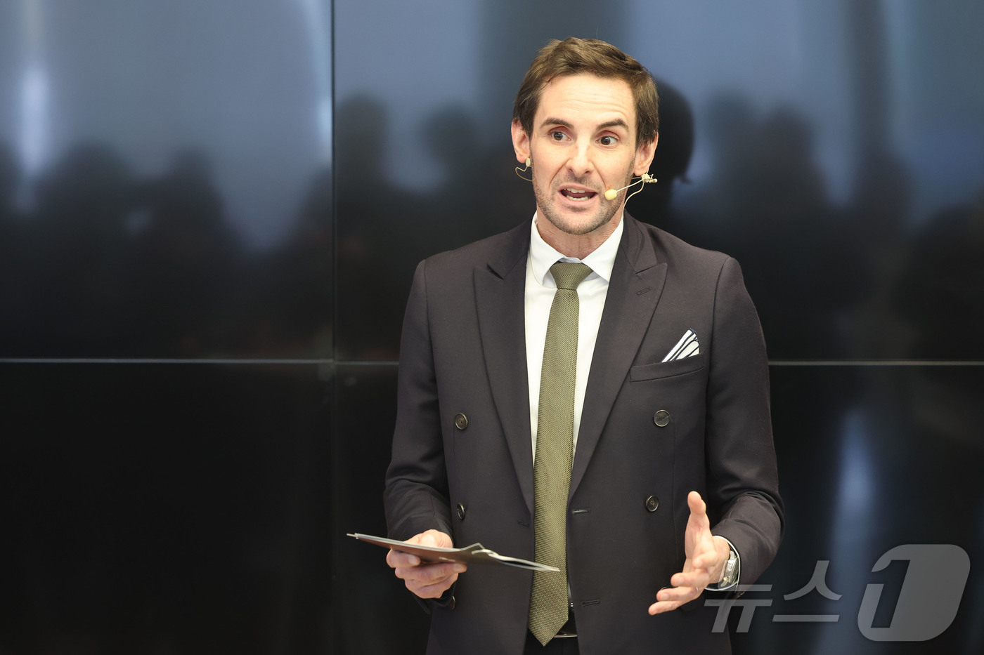 (서울=뉴스1) 이광호 기자 = 티보 뒤사라 페라리코리아 대표가 19일 오후 서울 서초구 페라리 반포 전시장에서 열린 페라리 12 칠린드리 테일러메이드 공개 행사에서 환영사를 하고 …