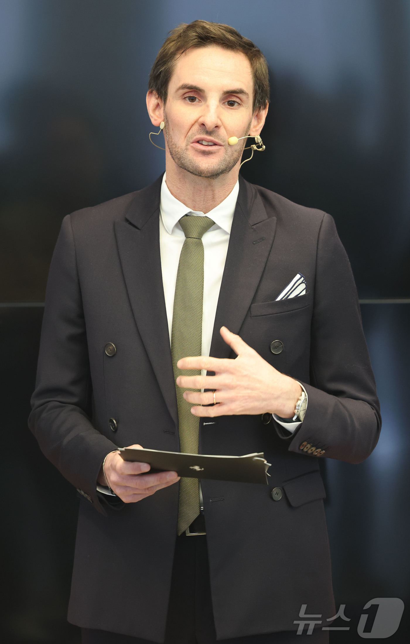 (서울=뉴스1) 이광호 기자 = 티보 뒤사라 페라리코리아 대표가 19일 오후 서울 서초구 페라리 반포 전시장에서 열린 페라리 12 칠린드리 테일러메이드 공개 행사에서 환영사를 하고 …