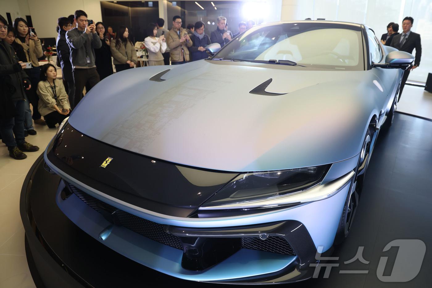 (서울=뉴스1) 이광호 기자 = 페라리가 19일 오후 서울 서초구 반포 전시장에서 한국 시장을 위해 특별히 제작된 세상에 단 하나뿐인 페라리 12 칠린드리 테일러메이드를 공개하고 …