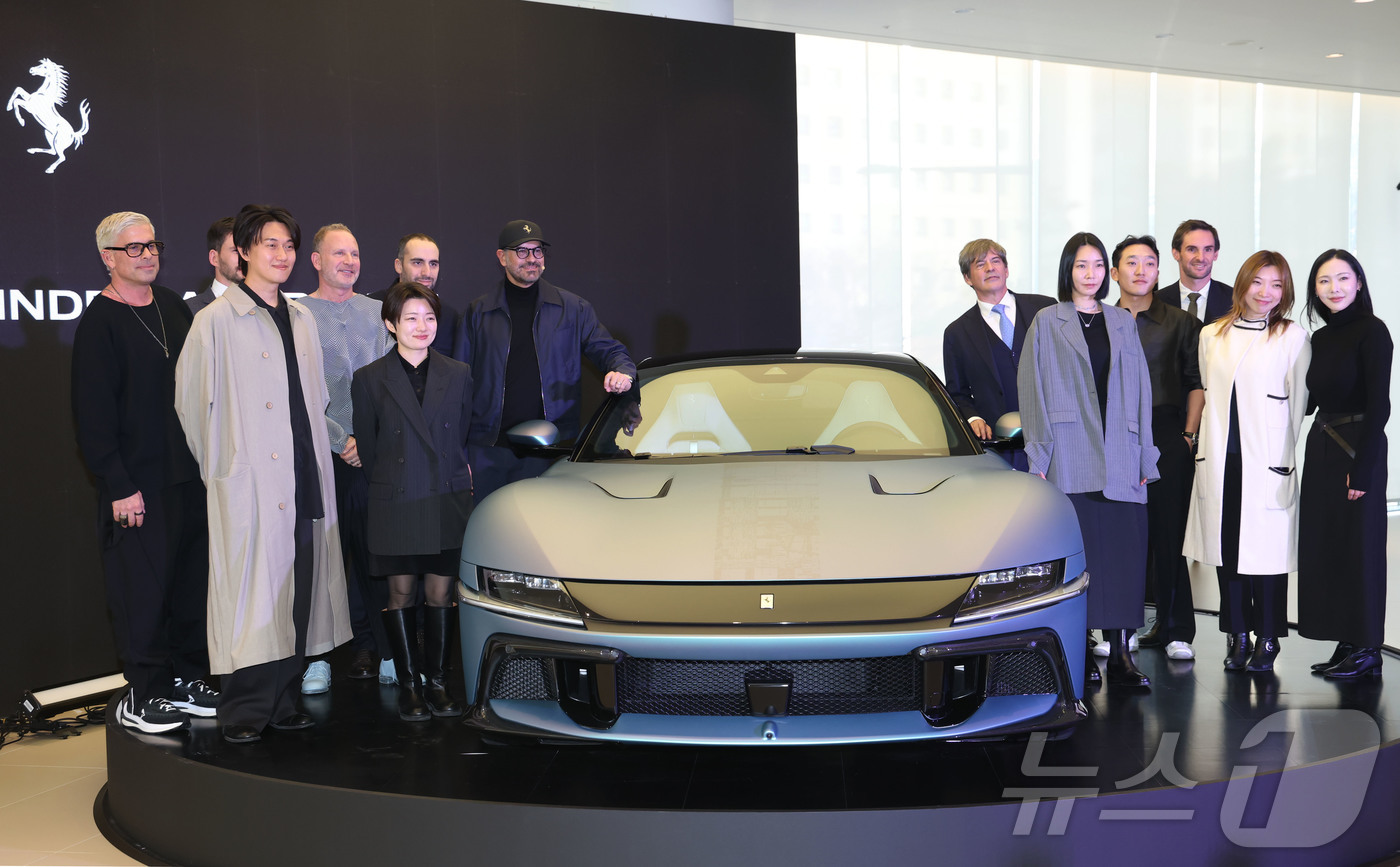 (서울=뉴스1) 이광호 기자 = 티보 뒤사라 페라리코리아 대표와 플라비오 만조니 페라리 최고 디자인 책임자 등 관계자들이 19일 오후 서울 서초구 반포 전시장에서 한국 시장을 위해 …