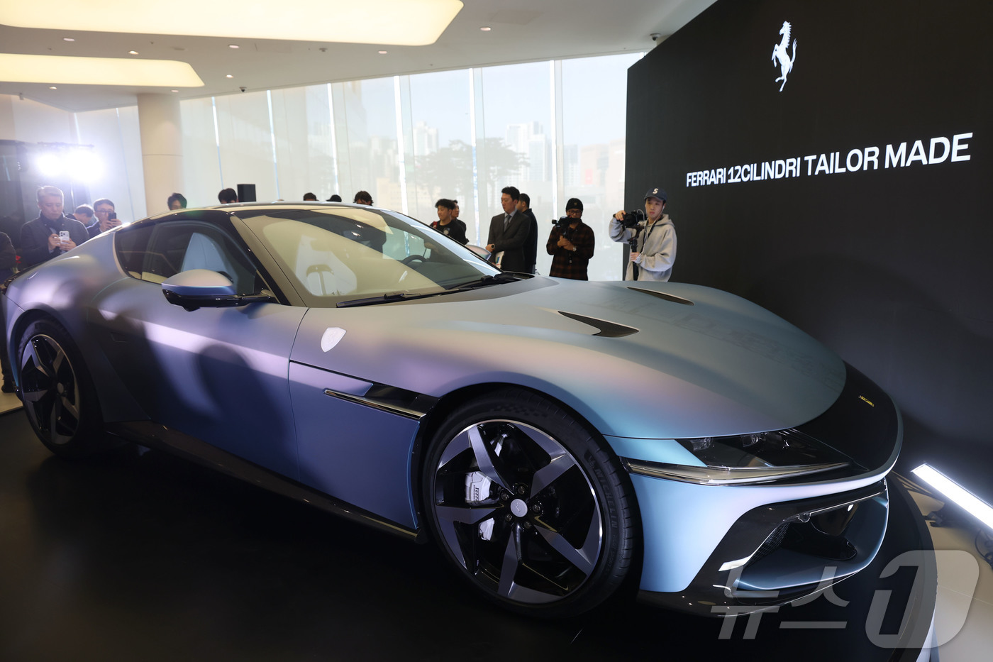 (서울=뉴스1) 이광호 기자 = 페라리가 19일 오후 서울 서초구 반포 전시장에서 한국 시장을 위해 특별히 제작된 세상에 단 하나뿐인 페라리 12 칠린드리 테일러메이드를 공개하고 …