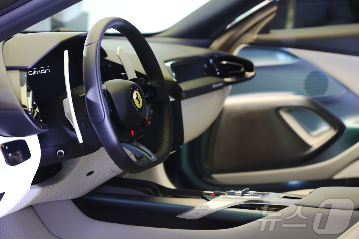 (서울=뉴스1) 이광호 기자 = 페라리가 19일 오후 서울 서초구 반포 전시장에서 한국 시장을 위해 특별히 제작된 세상에 단 하나뿐인 페라리 12 칠린드리 테일러메이드를 공개하고 …